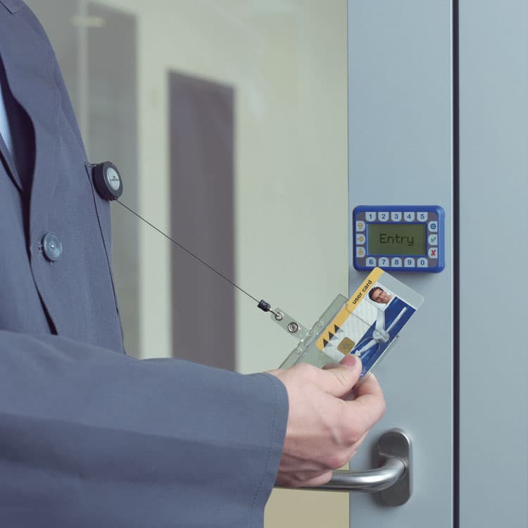 DURABLE OFFICE PRODUCTS CORP. ID/Security Card Holder Set, Vertical/Horizontal, Reel, Clear, 10/Pack (DBL801219) thumbnail 2