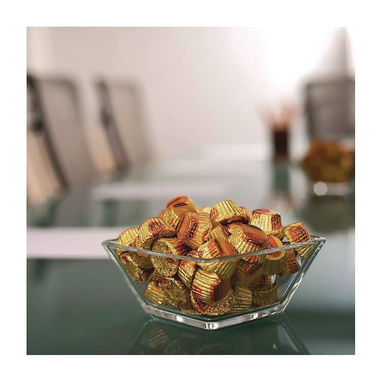 THE HERSHEY COMPANY Peanut Butter Cups Miniatures, Party Pack, 35.6 oz Bag (REE44709) thumbnail 2