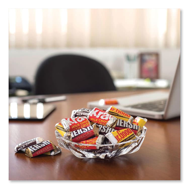 THE HERSHEY COMPANY Miniatures Variety Pack, Assorted, 35.9 oz (HRS21458) thumbnail 4